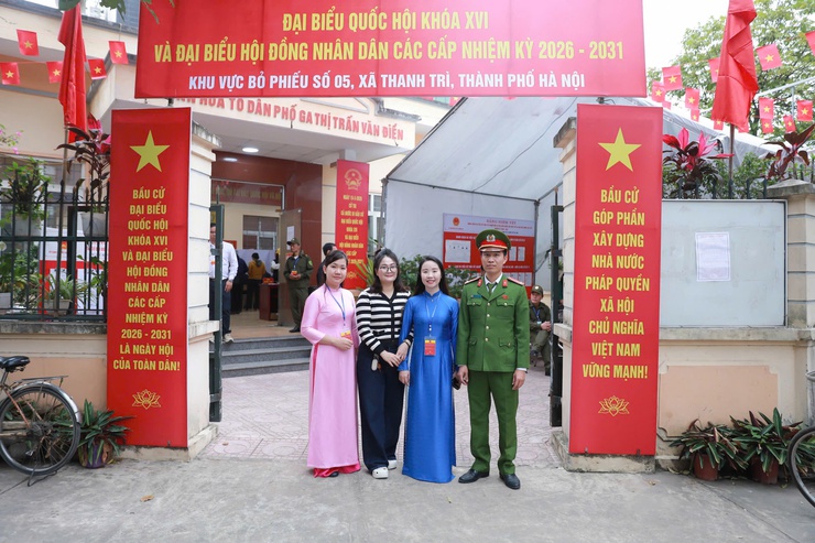 TUỔI TRẺ THANH TRÌ TÍCH CỰC HỖ TRỢ TẠI CÁC ĐIỂM BỎ PHIẾU – CHUNG TAY CHO NGÀY HỘI TOÀN DÂN- Ảnh 6.