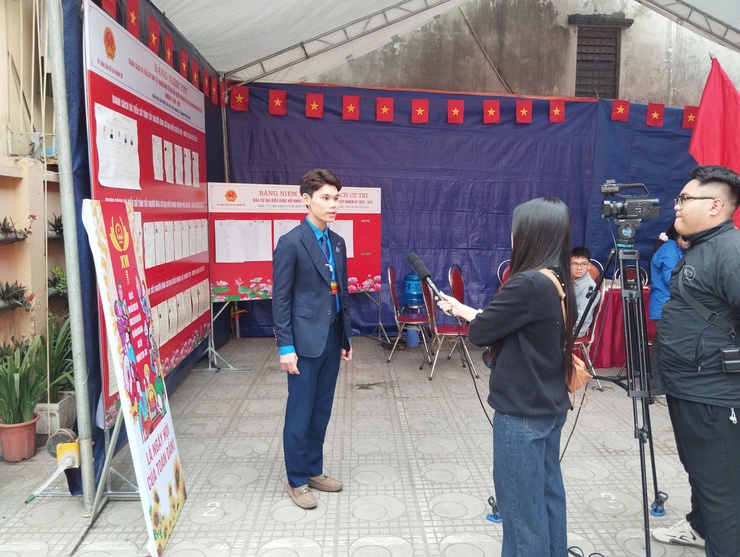 TUỔI TRẺ THANH TRÌ TÍCH CỰC HỖ TRỢ TẠI CÁC ĐIỂM BỎ PHIẾU – CHUNG TAY CHO NGÀY HỘI TOÀN DÂN- Ảnh 7.