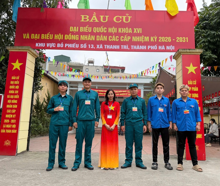 TUỔI TRẺ THANH TRÌ TÍCH CỰC HỖ TRỢ TẠI CÁC ĐIỂM BỎ PHIẾU – CHUNG TAY CHO NGÀY HỘI TOÀN DÂN- Ảnh 8.