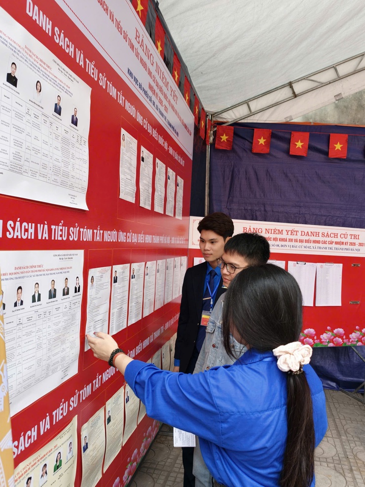 TUỔI TRẺ THANH TRÌ TÍCH CỰC HỖ TRỢ TẠI CÁC ĐIỂM BỎ PHIẾU – CHUNG TAY CHO NGÀY HỘI TOÀN DÂN- Ảnh 11.