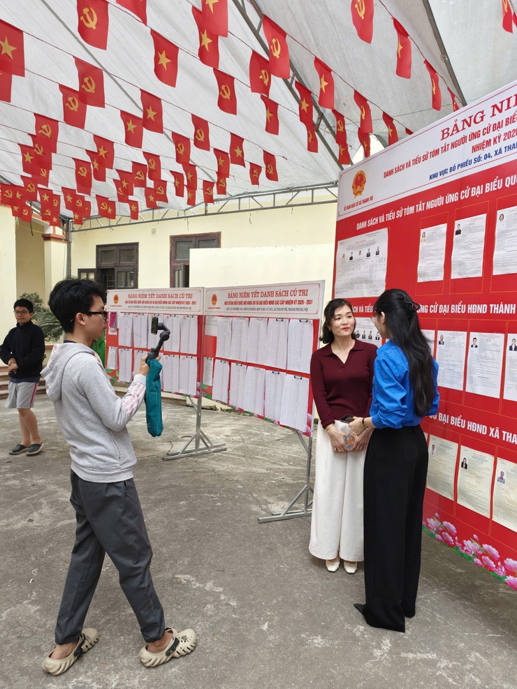 TUỔI TRẺ THANH TRÌ TÍCH CỰC HỖ TRỢ TẠI CÁC ĐIỂM BỎ PHIẾU – CHUNG TAY CHO NGÀY HỘI TOÀN DÂN- Ảnh 10.