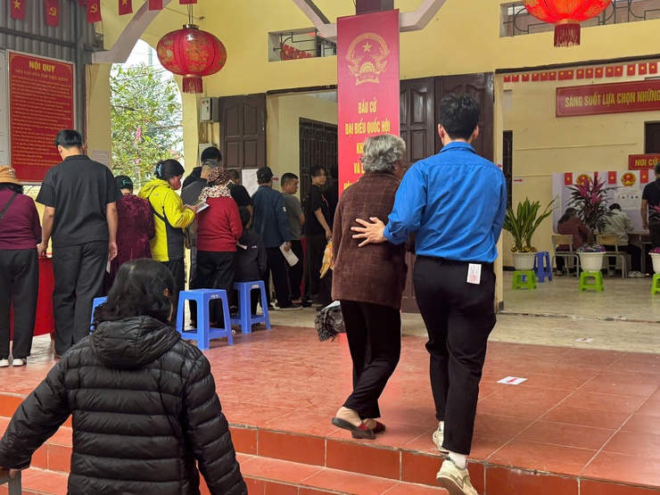 TUỔI TRẺ THANH TRÌ TÍCH CỰC HỖ TRỢ TẠI CÁC ĐIỂM BỎ PHIẾU – CHUNG TAY CHO NGÀY HỘI TOÀN DÂN- Ảnh 15.