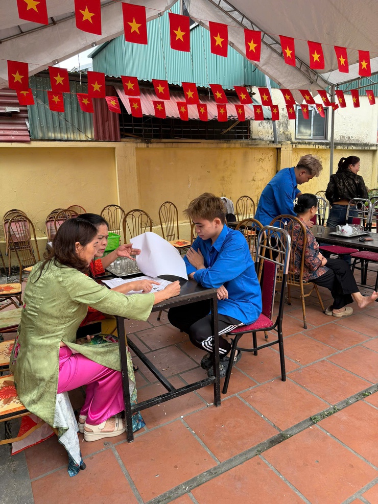 TUỔI TRẺ THANH TRÌ TÍCH CỰC HỖ TRỢ TẠI CÁC ĐIỂM BỎ PHIẾU – CHUNG TAY CHO NGÀY HỘI TOÀN DÂN- Ảnh 17.