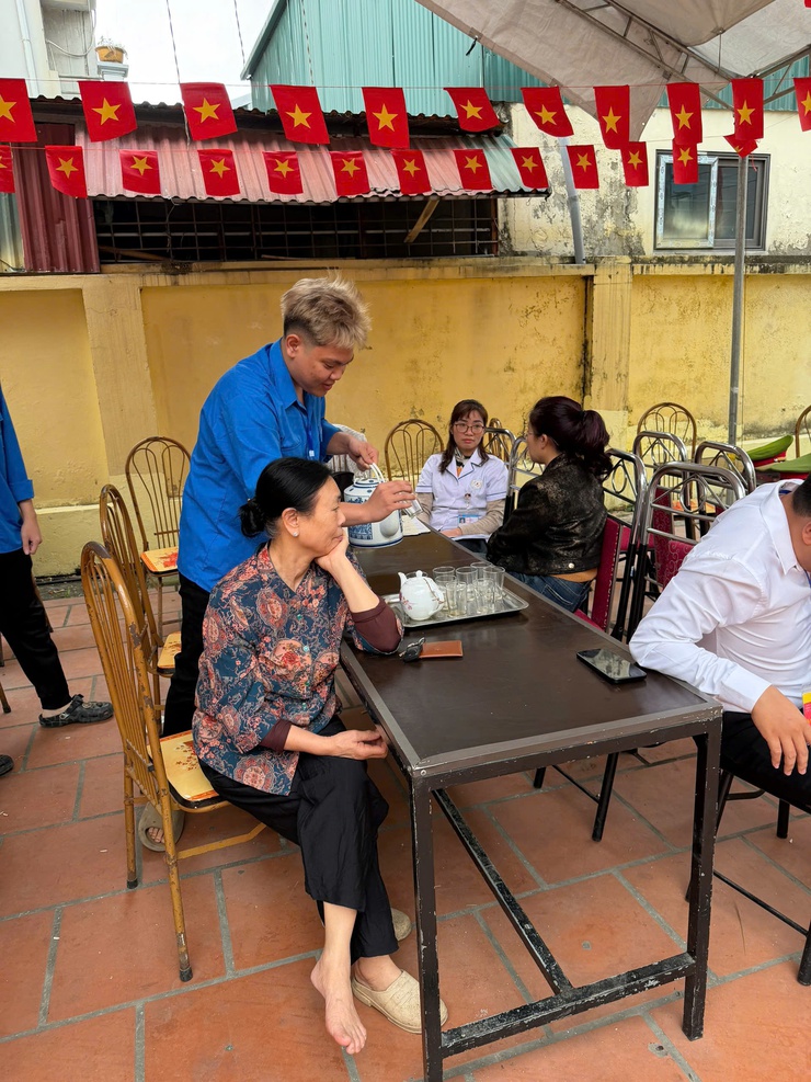 TUỔI TRẺ THANH TRÌ TÍCH CỰC HỖ TRỢ TẠI CÁC ĐIỂM BỎ PHIẾU – CHUNG TAY CHO NGÀY HỘI TOÀN DÂN- Ảnh 16.