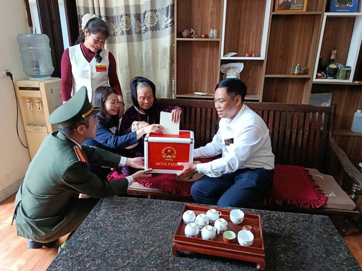 Hòm phiếu phụ ý nghĩa tại xã Hát Môn- Ảnh 1.