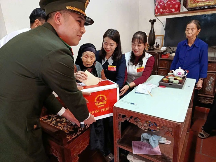 Hòm phiếu phụ ý nghĩa tại xã Hát Môn- Ảnh 2.