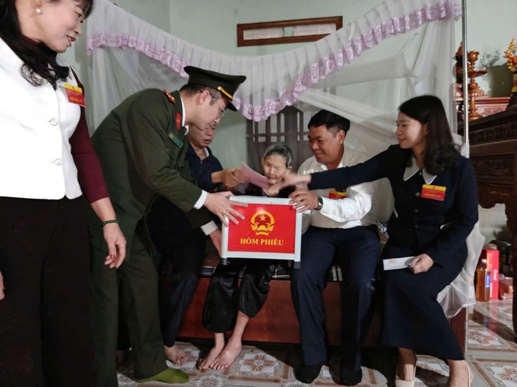 Hòm phiếu phụ ý nghĩa tại xã Hát Môn- Ảnh 3.