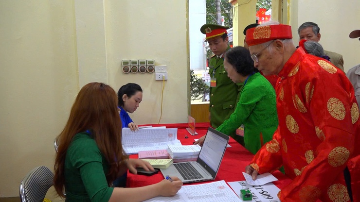 Không khí tại khu vực bỏ phiếu số 4, xã Thanh Trì rộn ràng trong ngày bầu cử- Ảnh 2.