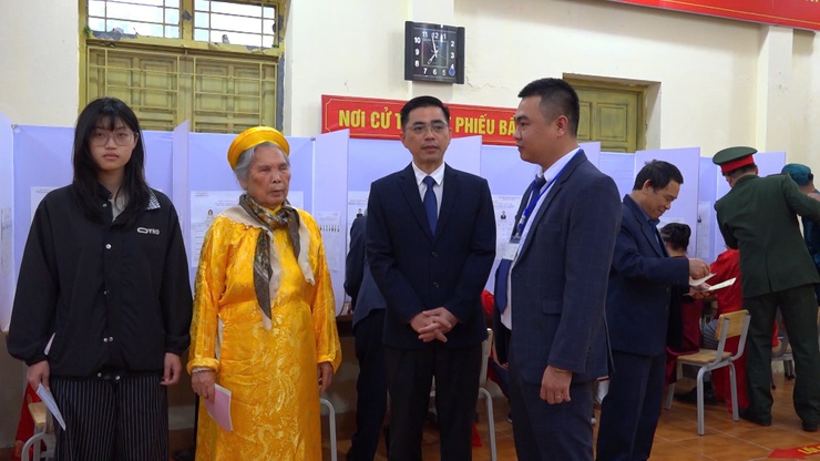 Không khí tại khu vực bỏ phiếu số 4, xã Thanh Trì rộn ràng trong ngày bầu cử- Ảnh 1.