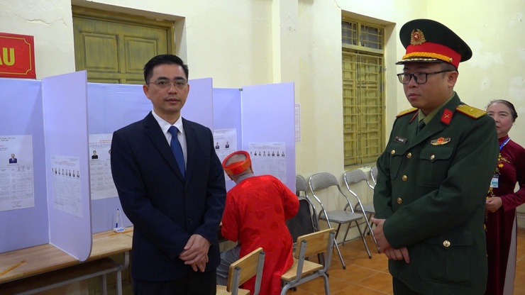 Không khí tại khu vực bỏ phiếu số 4, xã Thanh Trì rộn ràng trong ngày bầu cử- Ảnh 3.