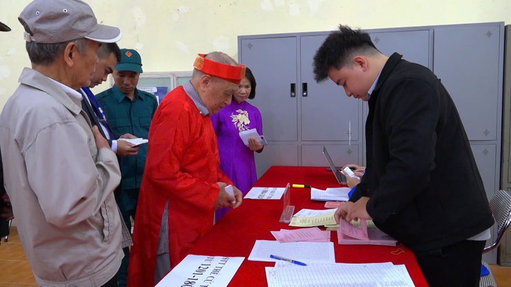 Không khí tại khu vực bỏ phiếu số 4, xã Thanh Trì rộn ràng trong ngày bầu cử- Ảnh 4.