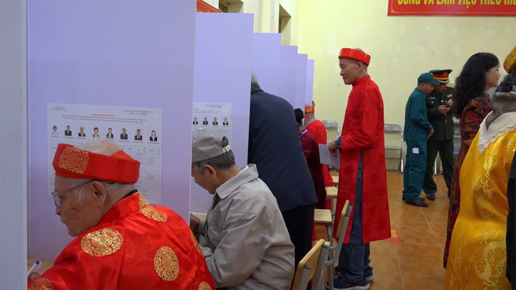 Không khí tại khu vực bỏ phiếu số 4, xã Thanh Trì rộn ràng trong ngày bầu cử- Ảnh 10.