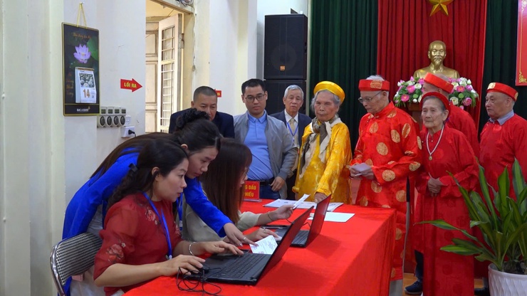 Không khí tại khu vực bỏ phiếu số 4, xã Thanh Trì rộn ràng trong ngày bầu cử- Ảnh 8.