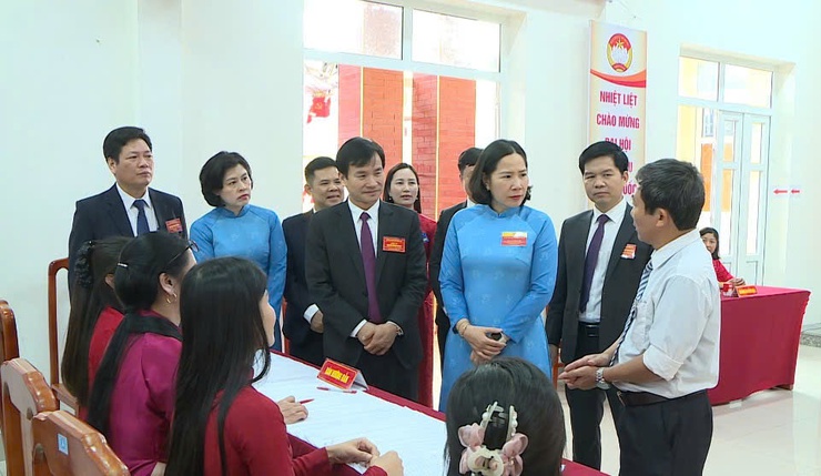 Đồng chí Chủ tịch Hội LHPN thành phố Hà Nội kiểm tra công tác tổ chức Ngày bầu cử tại xã Phúc Thọ- Ảnh 4.