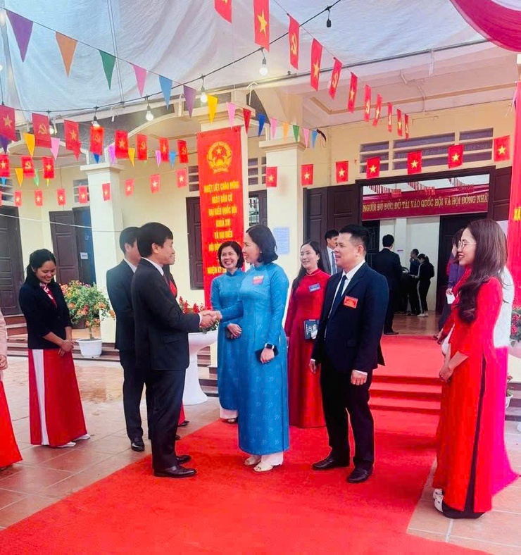 Đồng chí Chủ tịch Hội LHPN thành phố Hà Nội kiểm tra công tác tổ chức Ngày bầu cử tại xã Phúc Thọ- Ảnh 5.