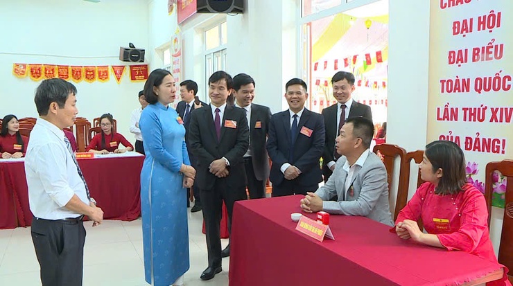 Đồng chí Chủ tịch Hội LHPN thành phố Hà Nội kiểm tra công tác tổ chức Ngày bầu cử tại xã Phúc Thọ- Ảnh 6.