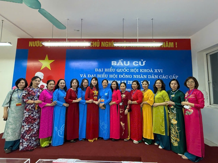 Phụ nữ phường Yên Hòa rạng rỡ áo dài trong “Ngày hội non sông”- Ảnh 1.