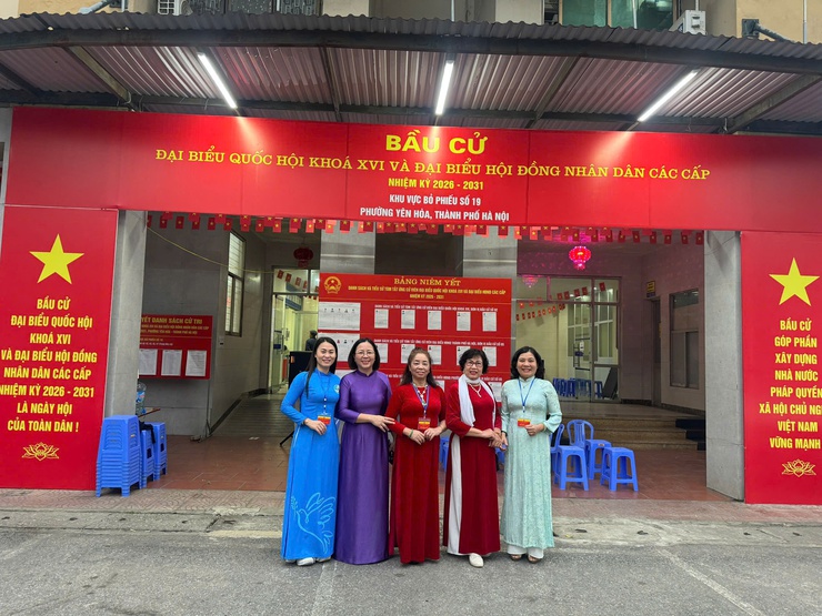 Phụ nữ phường Yên Hòa rạng rỡ áo dài trong “Ngày hội non sông”- Ảnh 3.