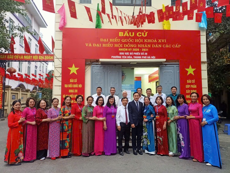 Phụ nữ phường Yên Hòa rạng rỡ áo dài trong “Ngày hội non sông”- Ảnh 2.