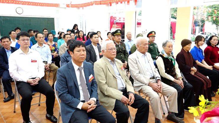 Rộn ràng ngày hội non sông tại các điểm bỏ phiếu ở xã Bát Tràng- Ảnh 1.