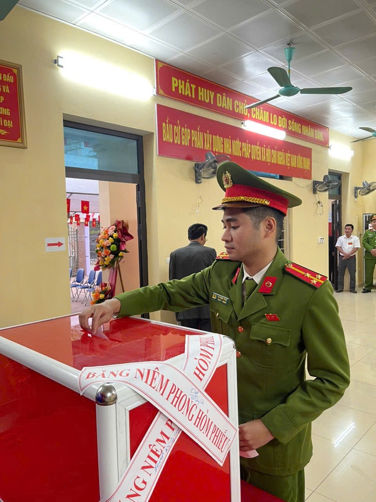 Công an xã Hát Môn chủ động bảo đảm an ninh trật tự phục vụ bầu cử- Ảnh 6.