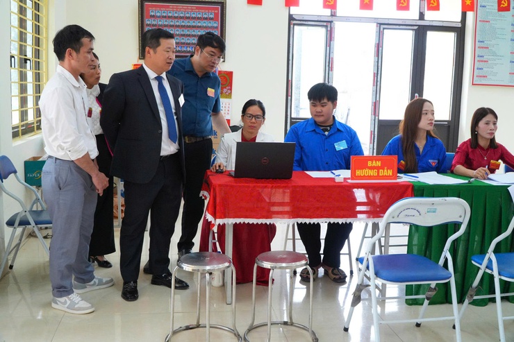 ĐỒNG CHÍ MAI XUÂN TRƯỜNG – BÍ THƯ ĐẢNG ỦY, CHỦ TỊCH HĐND XÃ DỰ KHAI MẠC VÀ BỎ PHIẾU TẠI KHU VỰC BỎ PHIẾU THÔN NGỌC ĐÌNH - Ảnh 6.