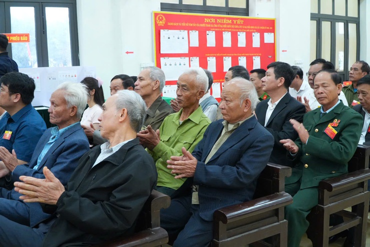 ĐỒNG CHÍ MAI XUÂN TRƯỜNG – BÍ THƯ ĐẢNG ỦY, CHỦ TỊCH HĐND XÃ DỰ KHAI MẠC VÀ BỎ PHIẾU TẠI KHU VỰC BỎ PHIẾU THÔN NGỌC ĐÌNH - Ảnh 3.