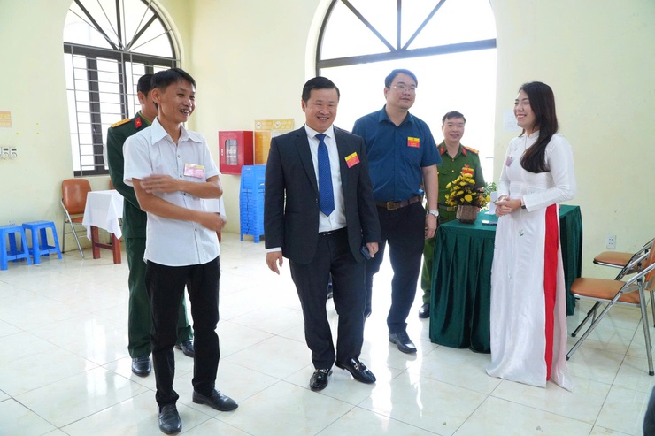 ĐỒNG CHÍ MAI XUÂN TRƯỜNG – BÍ THƯ ĐẢNG ỦY, CHỦ TỊCH HĐND XÃ DỰ KHAI MẠC VÀ BỎ PHIẾU TẠI KHU VỰC BỎ PHIẾU THÔN NGỌC ĐÌNH - Ảnh 4.