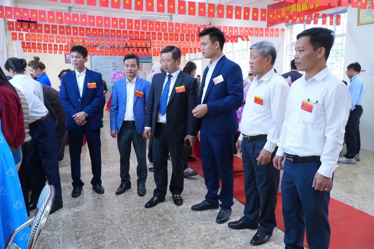 ĐỒNG CHÍ MAI XUÂN TRƯỜNG – BÍ THƯ ĐẢNG ỦY, CHỦ TỊCH HĐND XÃ DỰ KHAI MẠC VÀ BỎ PHIẾU TẠI KHU VỰC BỎ PHIẾU THÔN NGỌC ĐÌNH - Ảnh 7.