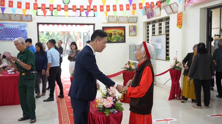  ĐỒNG CHÍ HOÀNG QUỐC ĐẠT – PHÓ BÍ THƯ THƯỜNG TRỰC ĐẢNG ỦY DỰ KHAI MẠC VÀ BỎ PHIẾU TẠI THÔN TRI LỄ 2 - Ảnh 4.