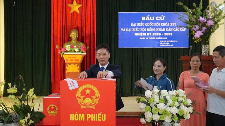  ĐỒNG CHÍ HOÀNG QUỐC ĐẠT – PHÓ BÍ THƯ THƯỜNG TRỰC ĐẢNG ỦY DỰ KHAI MẠC VÀ BỎ PHIẾU TẠI THÔN TRI LỄ 2 - Ảnh 1.
