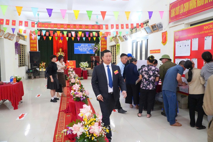 ĐỒNG CHÍ MAI XUÂN TRƯỜNG – BÍ THƯ ĐẢNG ỦY, CHỦ TỊCH HĐND XÃ DỰ KHAI MẠC VÀ BỎ PHIẾU TẠI KHU VỰC BỎ PHIẾU THÔN NGỌC ĐÌNH - Ảnh 5.