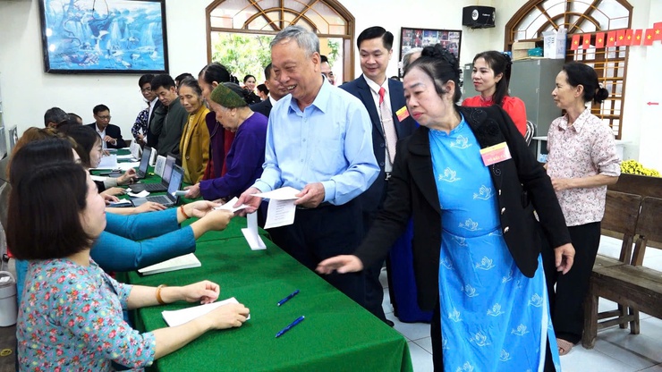  ĐỒNG CHÍ ĐINH HỮU BÌNH – PHÓ BÍ THƯ ĐẢNG ỦY, CHỦ TỊCH UBND XÃ DỰ KHAI MẠC VÀ BỎ PHIẾU TẠI THÔN HOÀNG TRUNG - Ảnh 6.