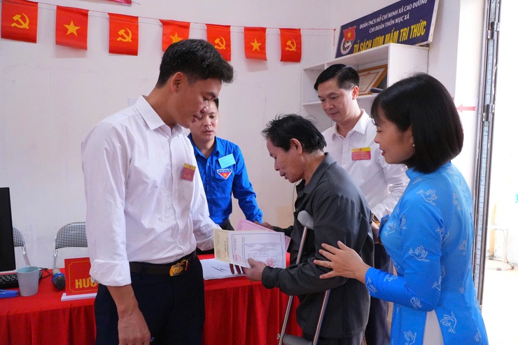  ĐỒNG CHÍ ĐINH HỮU BÌNH – PHÓ BÍ THƯ ĐẢNG ỦY, CHỦ TỊCH UBND XÃ DỰ KHAI MẠC VÀ BỎ PHIẾU TẠI THÔN HOÀNG TRUNG - Ảnh 7.