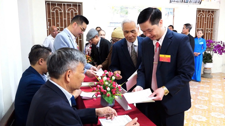  ĐỒNG CHÍ ĐINH HỮU BÌNH – PHÓ BÍ THƯ ĐẢNG ỦY, CHỦ TỊCH UBND XÃ DỰ KHAI MẠC VÀ BỎ PHIẾU TẠI THÔN HOÀNG TRUNG - Ảnh 5.