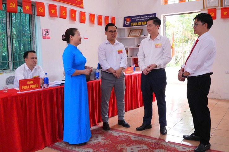  ĐỒNG CHÍ ĐINH HỮU BÌNH – PHÓ BÍ THƯ ĐẢNG ỦY, CHỦ TỊCH UBND XÃ DỰ KHAI MẠC VÀ BỎ PHIẾU TẠI THÔN HOÀNG TRUNG - Ảnh 8.