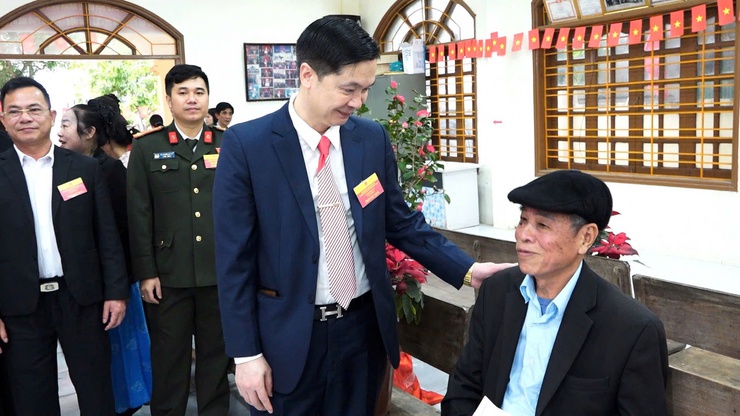  ĐỒNG CHÍ ĐINH HỮU BÌNH – PHÓ BÍ THƯ ĐẢNG ỦY, CHỦ TỊCH UBND XÃ DỰ KHAI MẠC VÀ BỎ PHIẾU TẠI THÔN HOÀNG TRUNG - Ảnh 4.