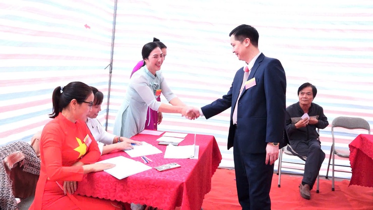  ĐỒNG CHÍ ĐINH HỮU BÌNH – PHÓ BÍ THƯ ĐẢNG ỦY, CHỦ TỊCH UBND XÃ DỰ KHAI MẠC VÀ BỎ PHIẾU TẠI THÔN HOÀNG TRUNG - Ảnh 3.