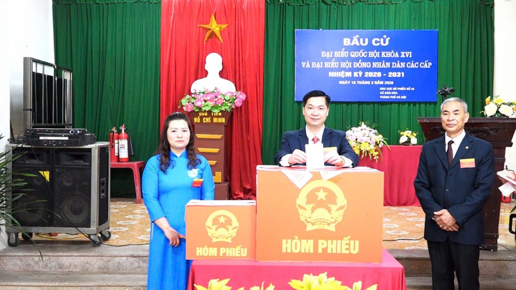  ĐỒNG CHÍ ĐINH HỮU BÌNH – PHÓ BÍ THƯ ĐẢNG ỦY, CHỦ TỊCH UBND XÃ DỰ KHAI MẠC VÀ BỎ PHIẾU TẠI THÔN HOÀNG TRUNG - Ảnh 2.