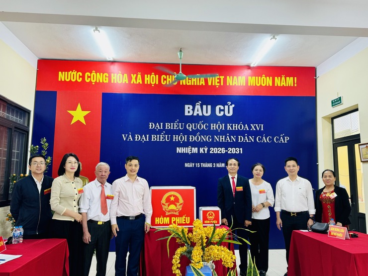 Không khí Ngày hội toàn dân đi bầu cử tại phường Phú Thượng: Cử tri tham gia tích cực, khu vực bỏ phiếu số 6 hoàn thành 100%, hòm phiếu lưu động đến tận nhà cử tri- Ảnh 1.