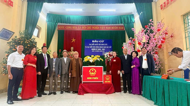 Đồng chí Chủ tịch Ủy ban Mặt trận tổ quốc xã Phú Xuyên dự lễ khai mạc bầu cử tại thôn Phú Mỹ- Ảnh 4.