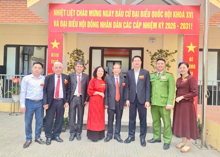 Không khí Ngày hội toàn dân đi bầu cử tại phường Phú Thượng: Cử tri tham gia tích cực, khu vực bỏ phiếu số 6 hoàn thành 100%, hòm phiếu lưu động đến tận nhà cử tri- Ảnh 2.