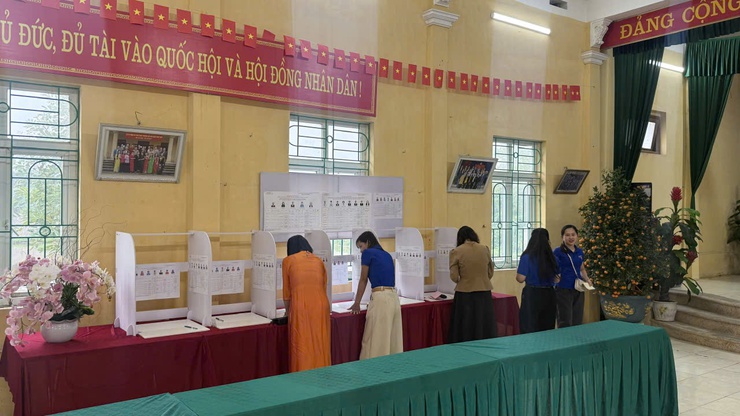 Đồng chí Chủ tịch Ủy ban Mặt trận tổ quốc xã Phú Xuyên dự lễ khai mạc bầu cử tại thôn Phú Mỹ- Ảnh 5.