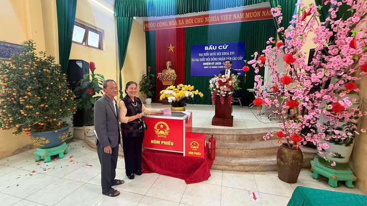 Đồng chí Chủ tịch Ủy ban Mặt trận tổ quốc xã Phú Xuyên dự lễ khai mạc bầu cử tại thôn Phú Mỹ- Ảnh 6.