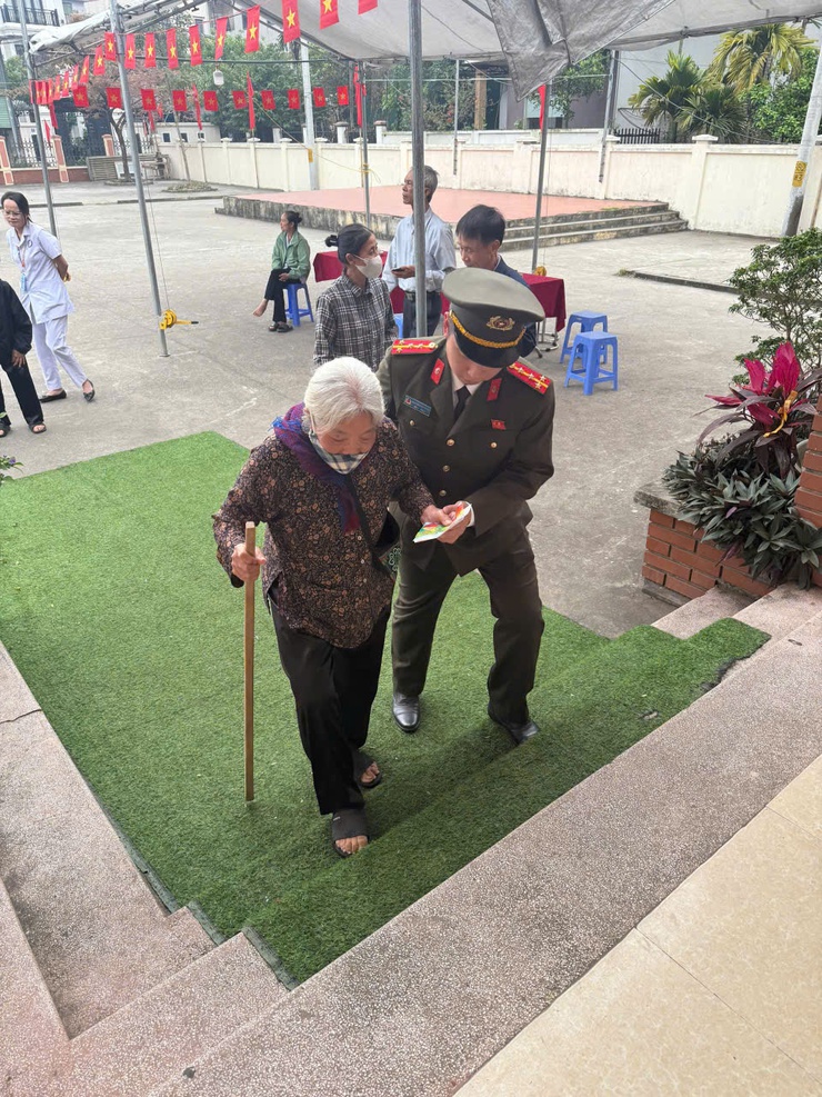 Công an xã Hát Môn chủ động bảo đảm an ninh trật tự phục vụ bầu cử- Ảnh 2.