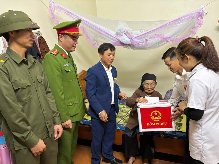 Công an xã Hát Môn chủ động bảo đảm an ninh trật tự phục vụ bầu cử- Ảnh 4.