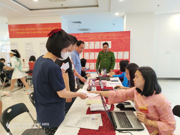 Tỷ lệ cử tri toàn phường Tây Mỗ tham gia bỏ phiếu đạt 91.07% tính đến 16h30 ngày 15-3

- Ảnh 1.