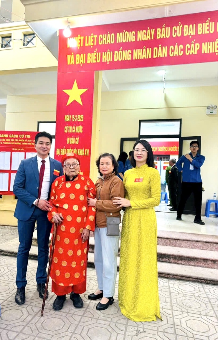 Không khí Ngày hội toàn dân đi bầu cử tại phường Phú Thượng: Cử tri tham gia tích cực, khu vực bỏ phiếu số 6 hoàn thành 100%, hòm phiếu lưu động đến tận nhà cử tri- Ảnh 4.