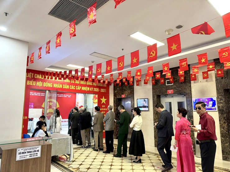 Không khí Ngày hội toàn dân đi bầu cử tại phường Phú Thượng: Cử tri tham gia tích cực, khu vực bỏ phiếu số 6 hoàn thành 100%, hòm phiếu lưu động đến tận nhà cử tri- Ảnh 7.