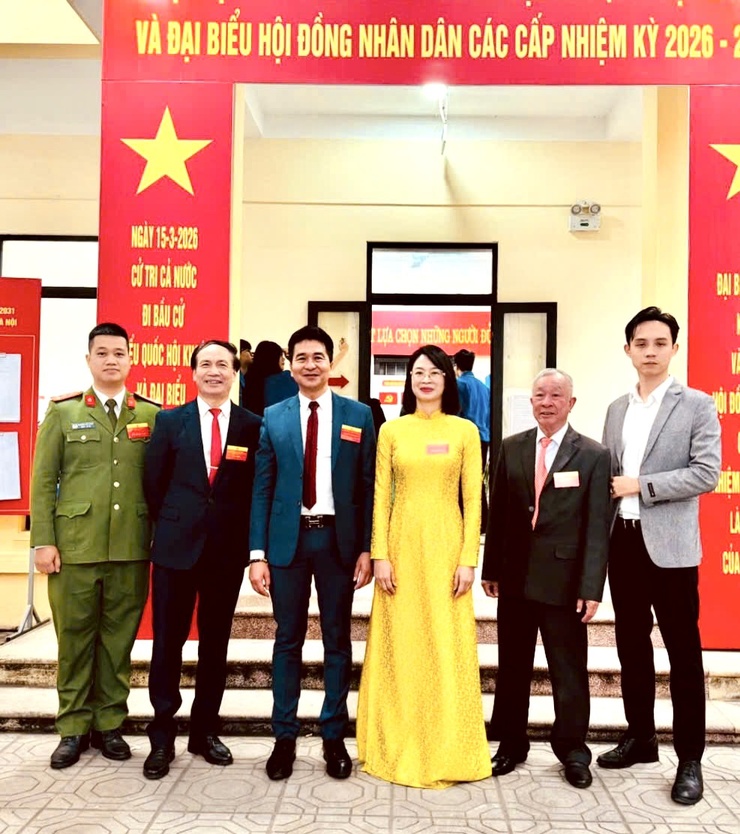 Không khí Ngày hội toàn dân đi bầu cử tại phường Phú Thượng: Cử tri tham gia tích cực, khu vực bỏ phiếu số 6 hoàn thành 100%, hòm phiếu lưu động đến tận nhà cử tri- Ảnh 3.